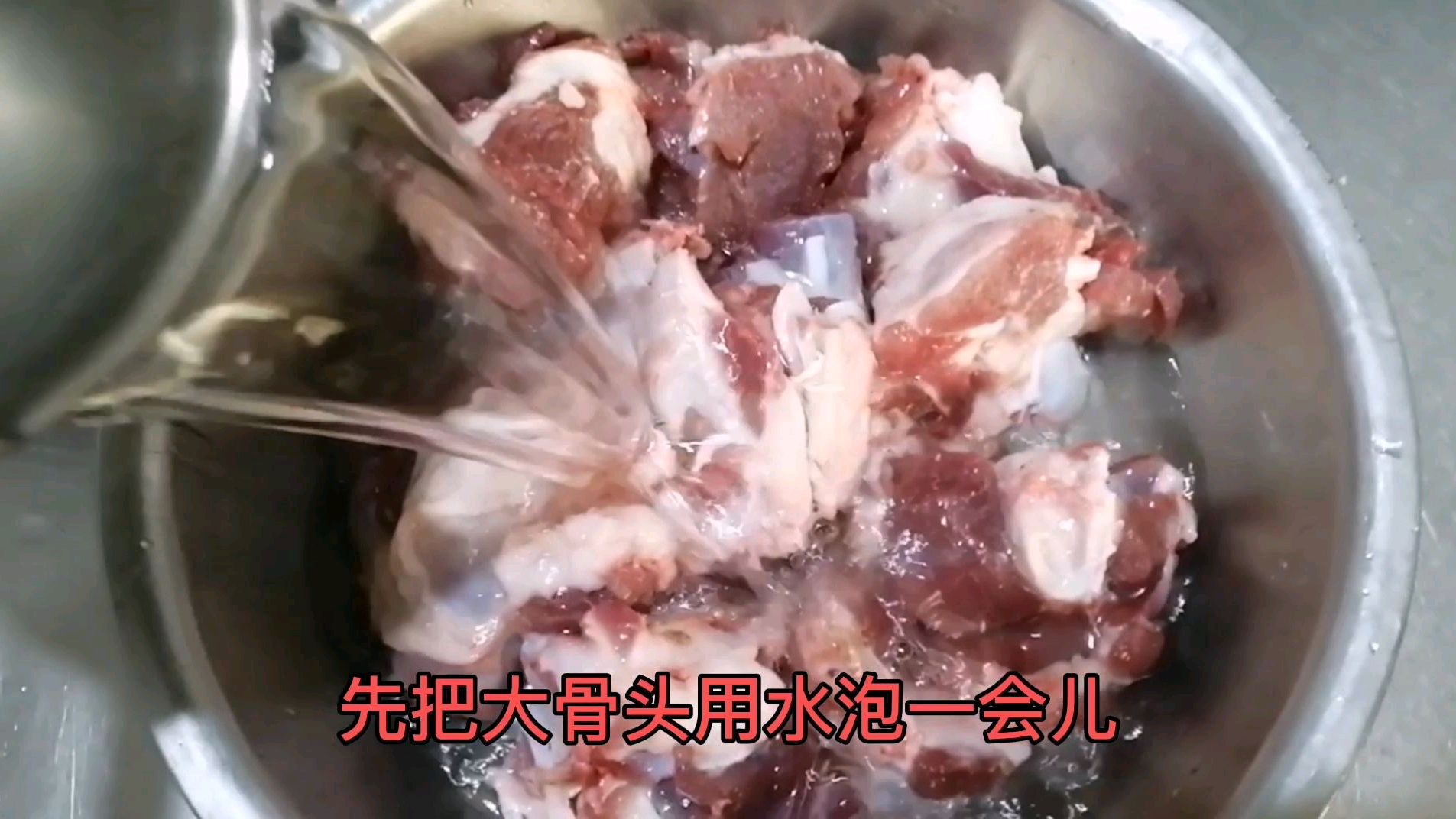 大骨棒熬汤最佳效果,汤白肉香,喝一口鲜香不油腻,营养丰富