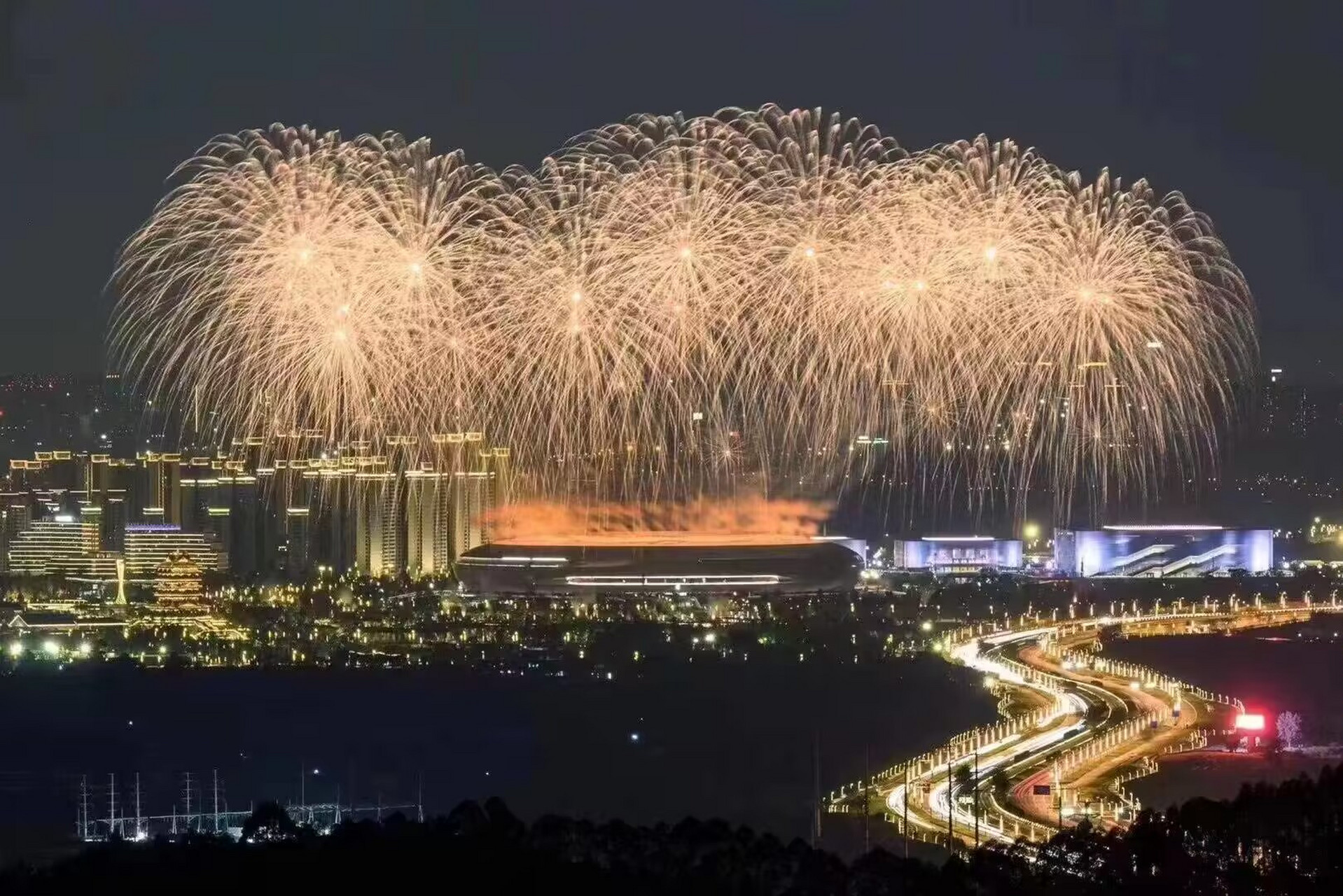 成都城市夜空的烟花