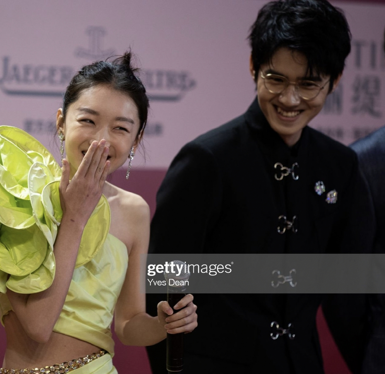 网传刘昊然和周冬雨领证结婚了,先不说后援会辟谣可不可信,单说这个