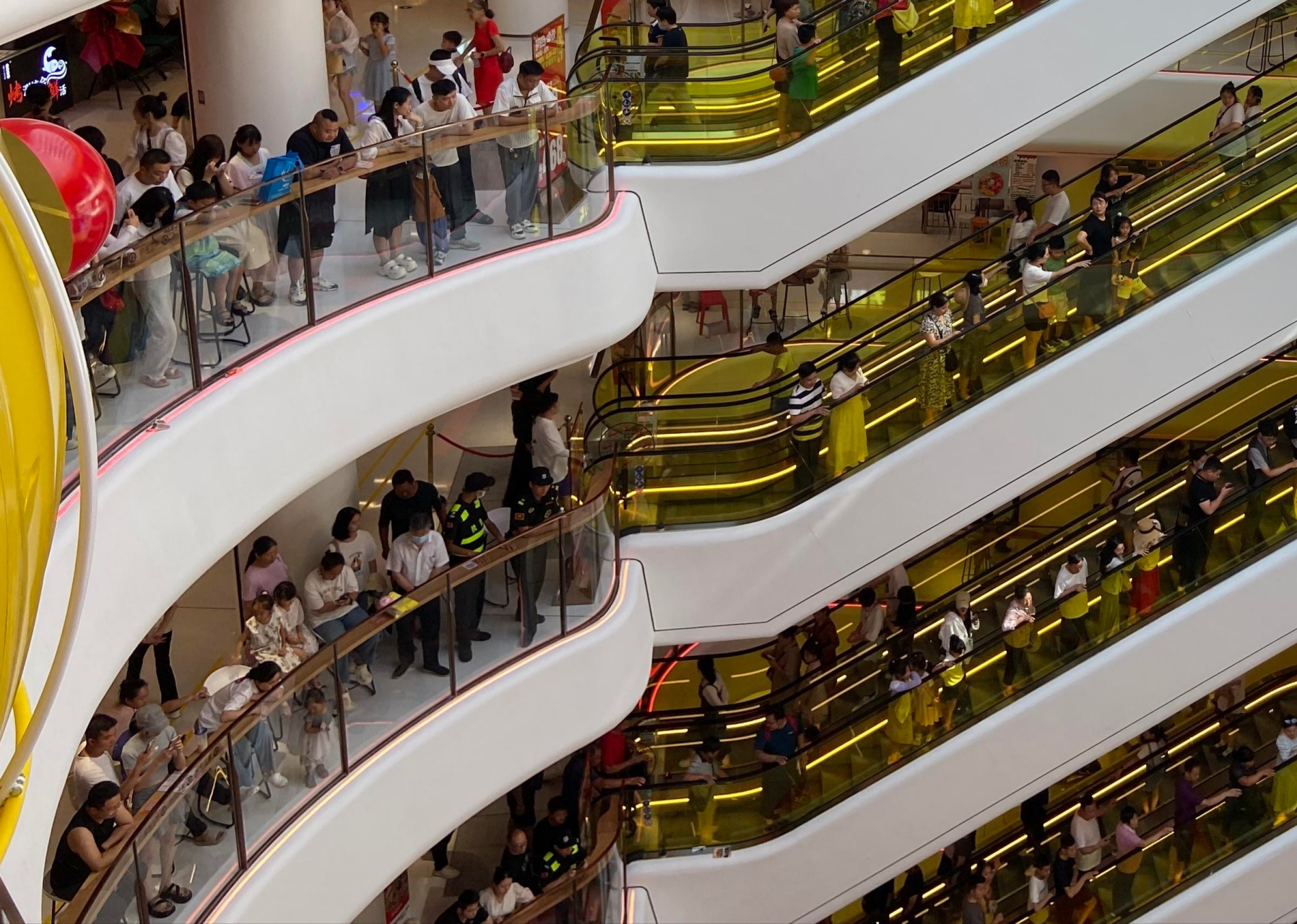 好久没有来郑州二七广场了,还是那么热闹,郑州亚细亚,德化街还是那么