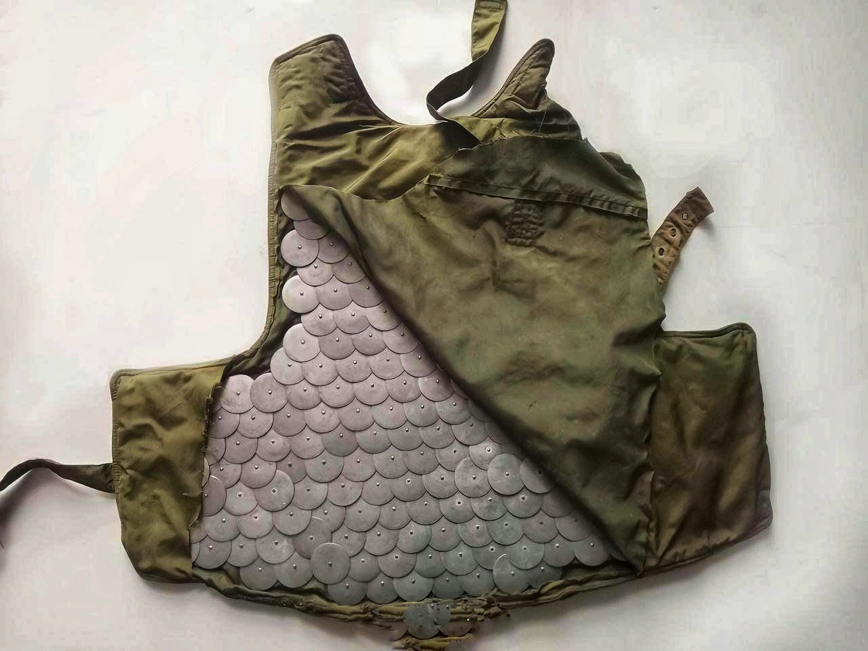 这是俄军给前线士兵配发的防弹背心内部.