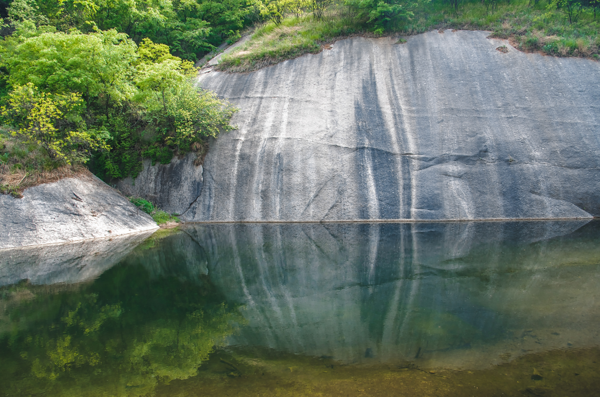 神灵大峡谷是洛阳市洛宁县神灵寨景区的一部分,峡谷以花岗岩为河床,长