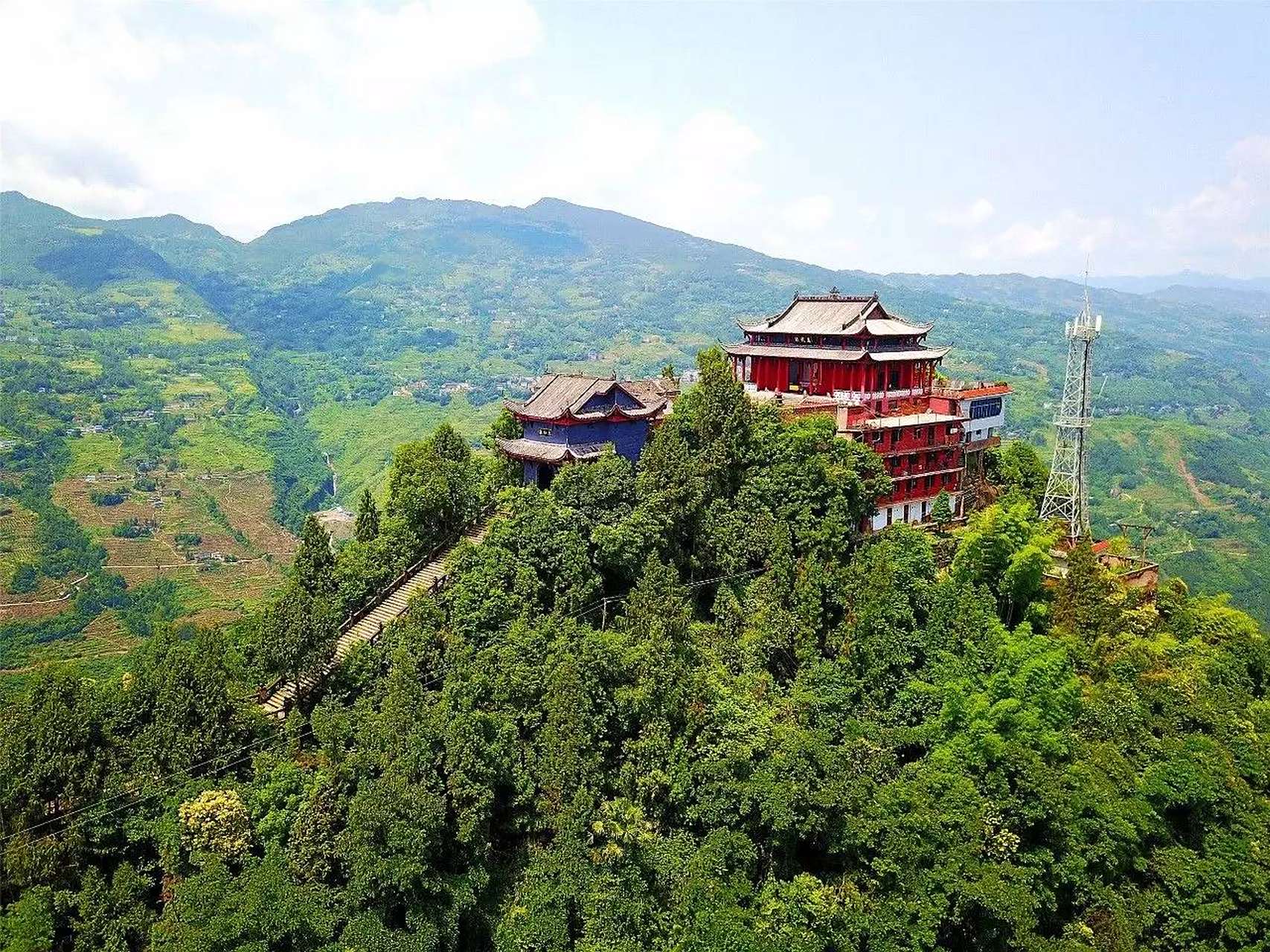 长龙山,位于重庆市奉节县境内,其山势险峻,风景秀丽.