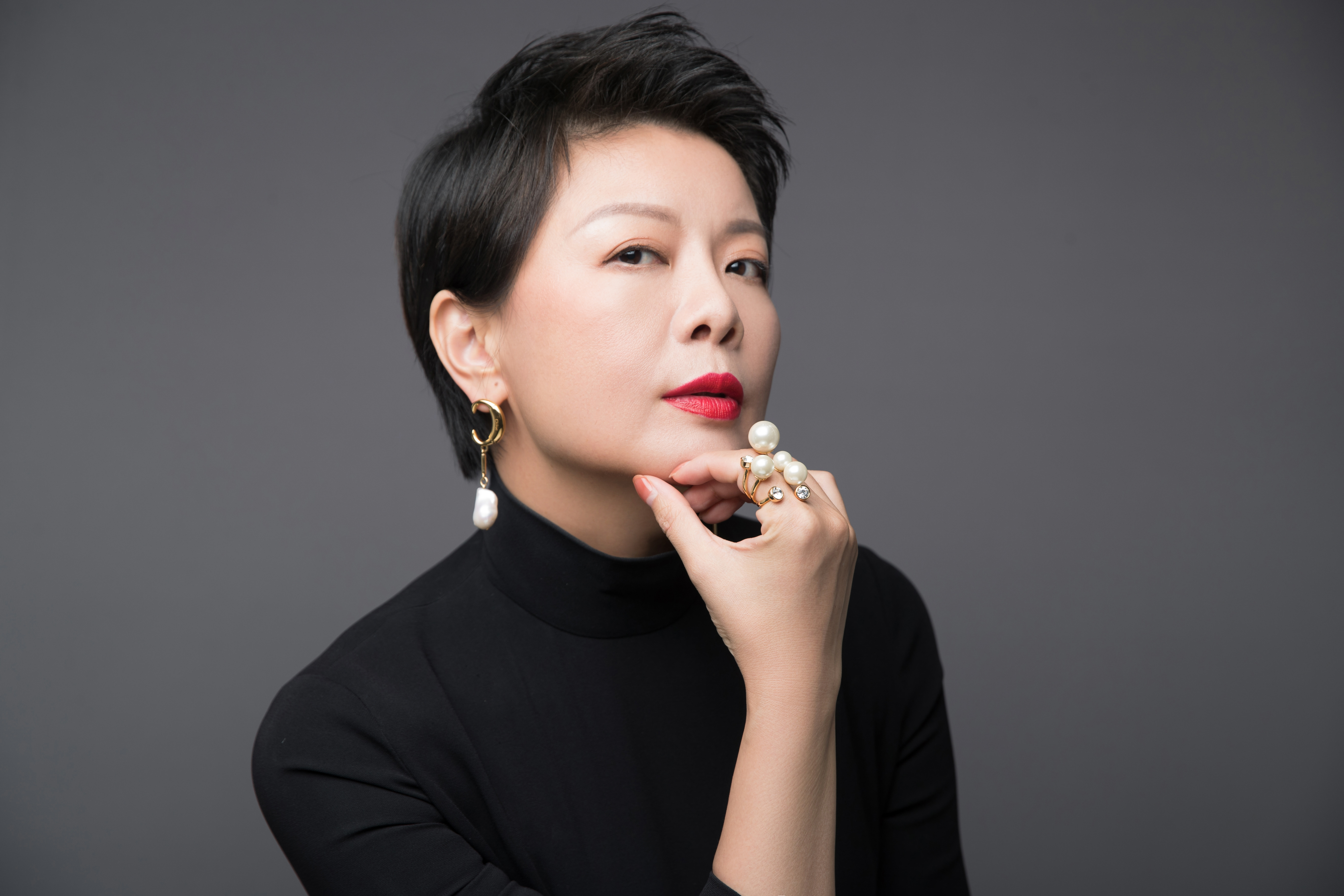 女孩就直接听老公的辞职了在家养胎待产,后来生了在家照顾娃,王敏气场