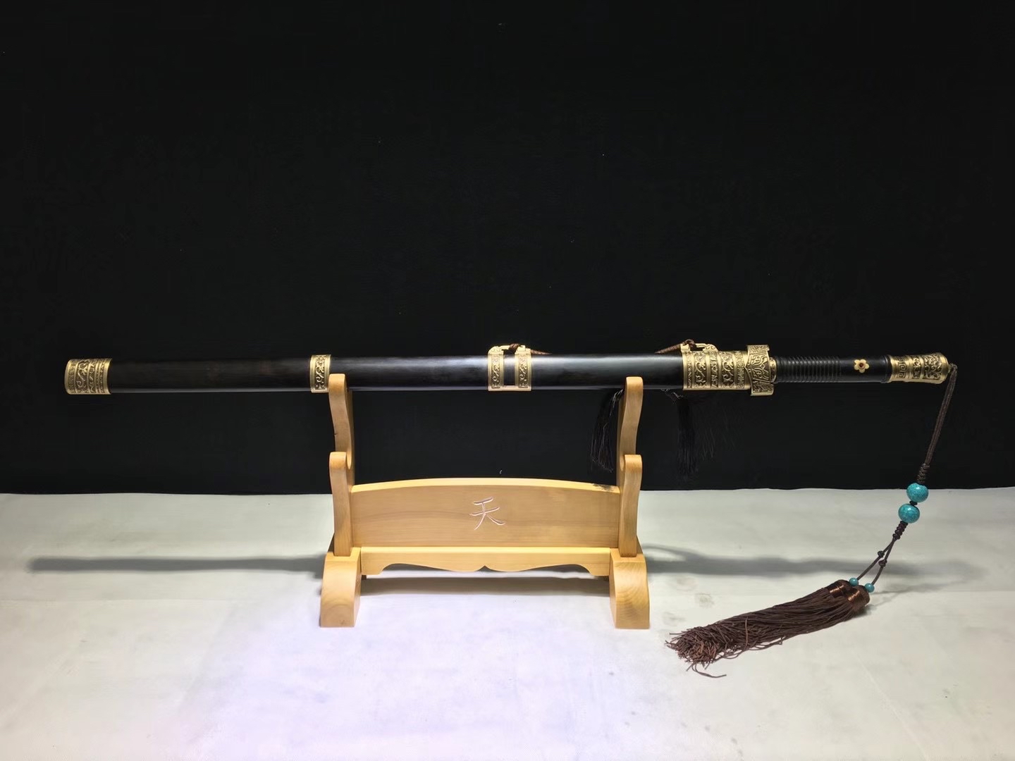 瓦面花纹卧龙剑