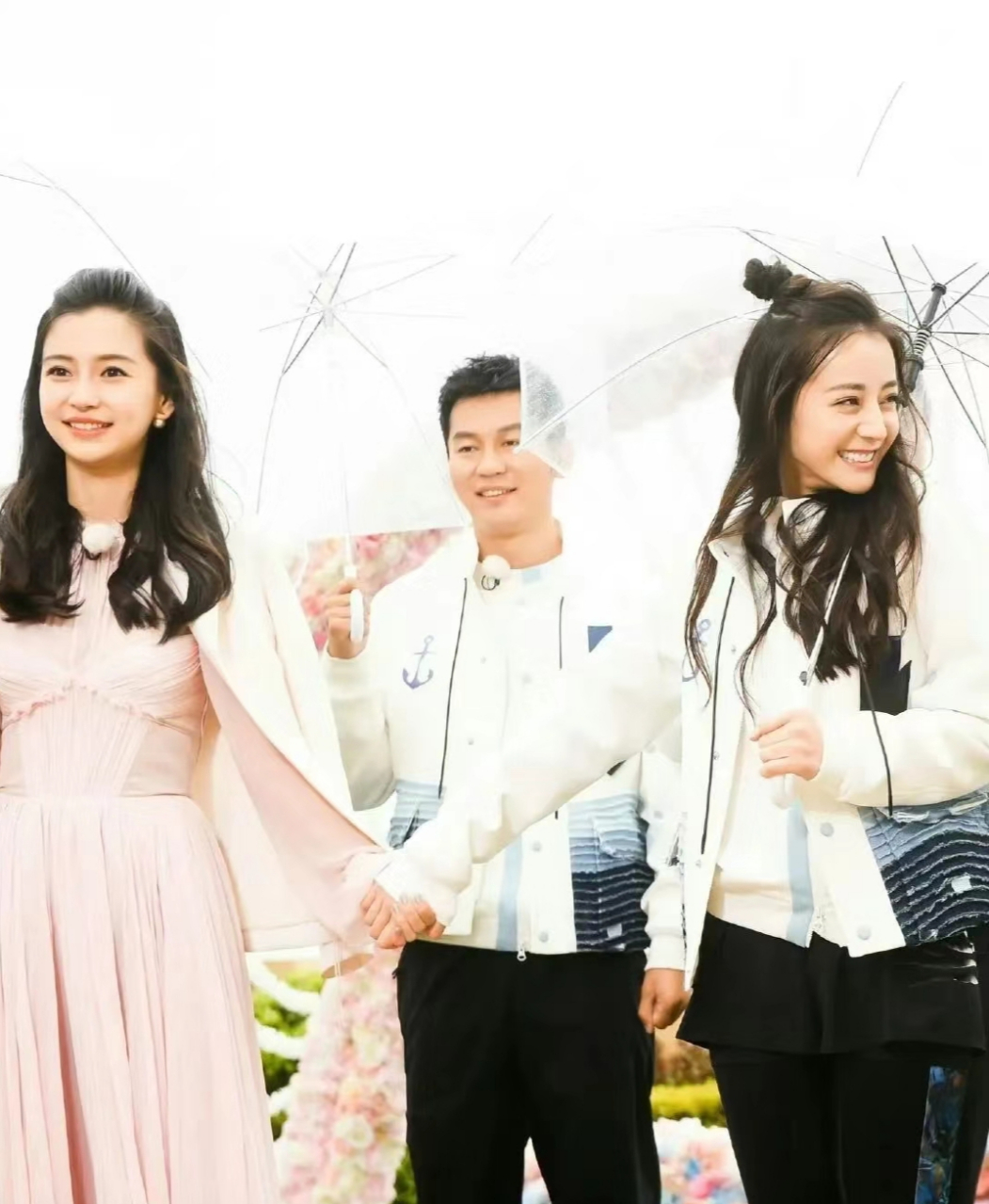 杨颖和迪丽热巴同框估计很难再看到了吧跑男两大女神同框估计很难再