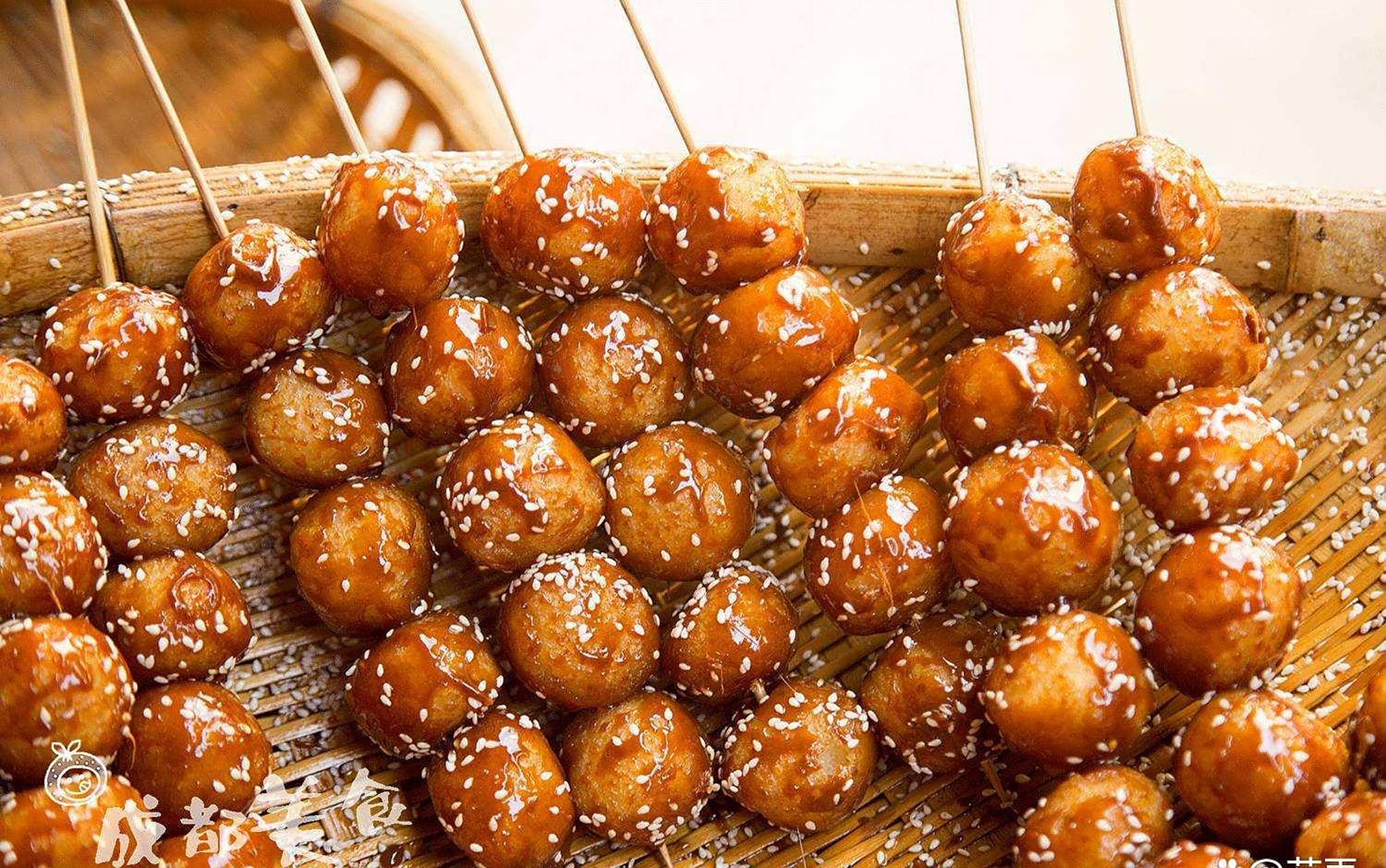 糖油果子是成都的特色美食之一,外酥内软,焦糖香甜的口感深受人们喜爱