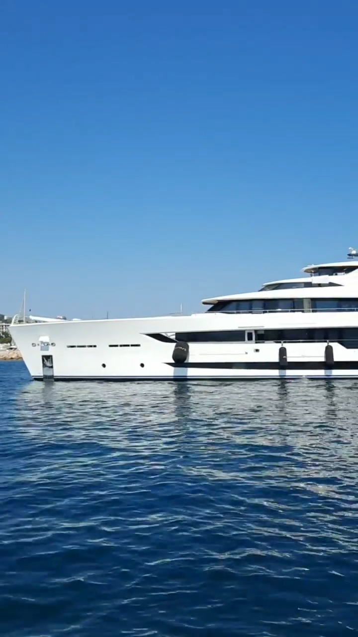 这属于是游艇中的宾利吧