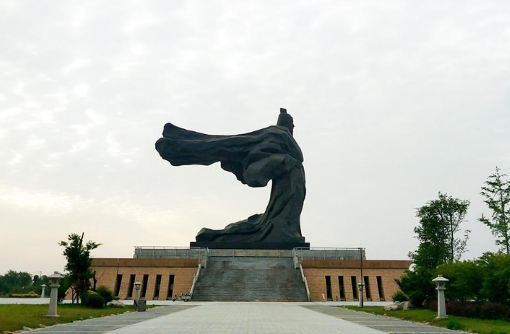 乡下的妈妈去丰县打零工,第一次远远地看到了汉刘邦的塑像