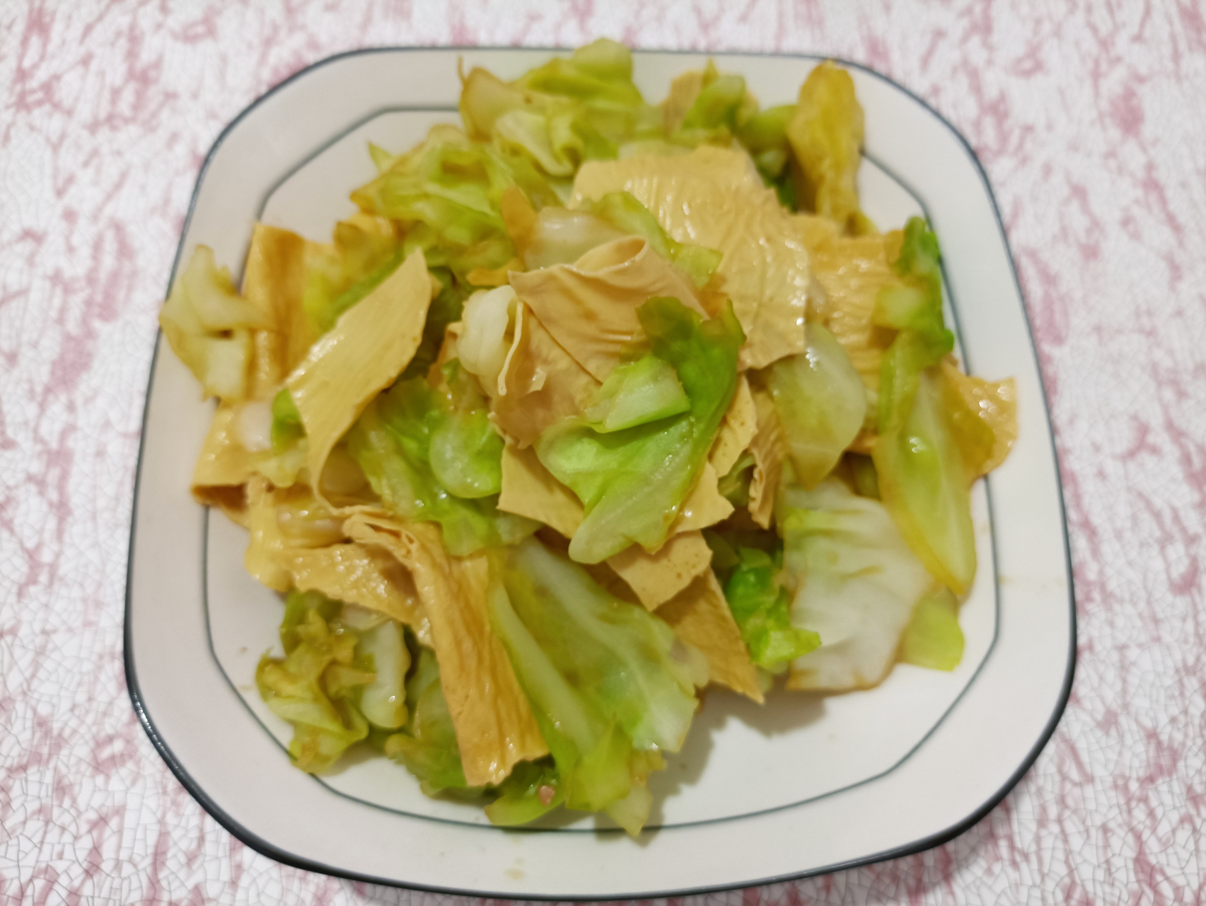 今日减肥午餐来了! 清炒圆白菜豆腐皮! 希望减肥成功!