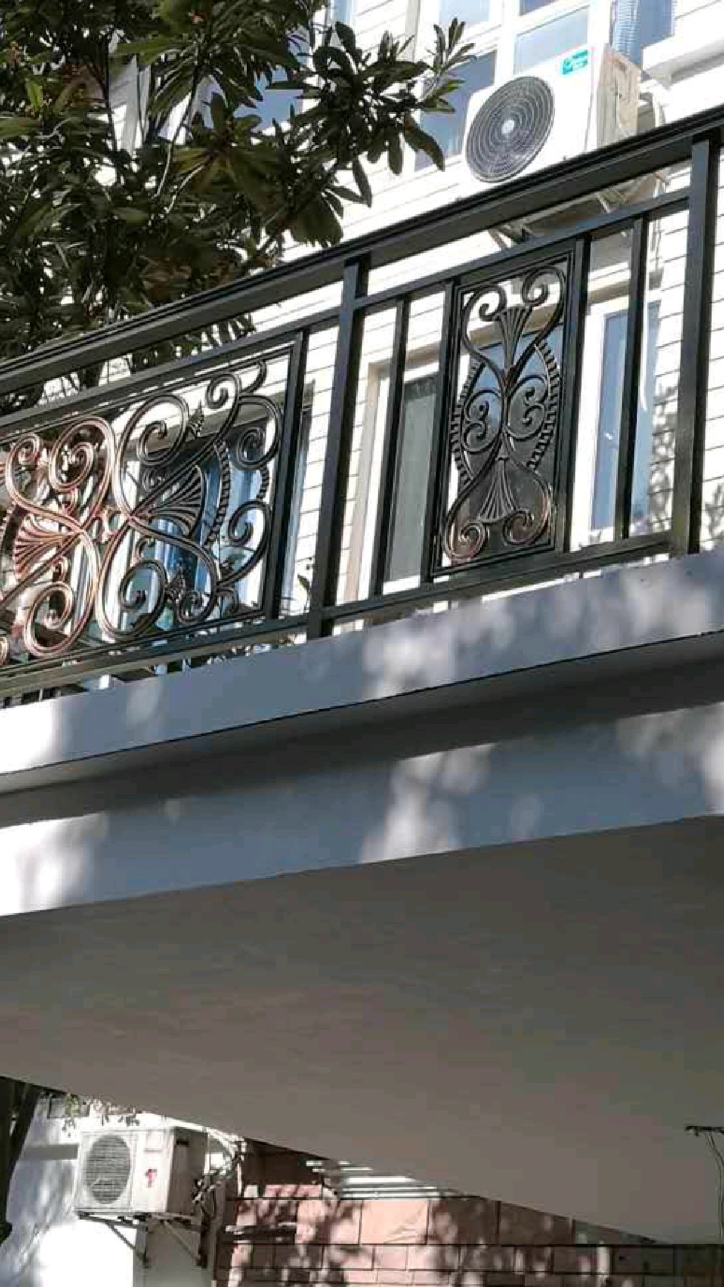 春翔铝艺,二楼阳台的金属铝艺围栏,镂空雕花护栏