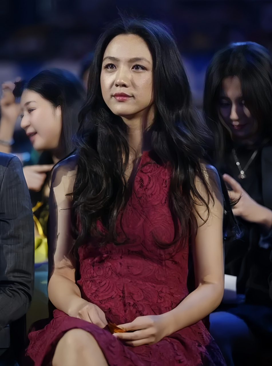 汤唯的美丽和迷人实在让人惊艳,她散发着浓郁的女人味.