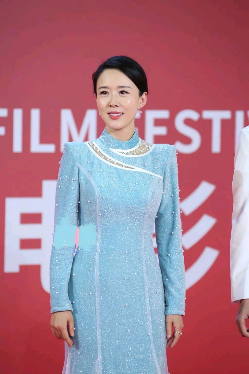 最近颜丹晨亮相第九届丝绸之路国际电影节,她穿了一款非常漂亮的蓝色