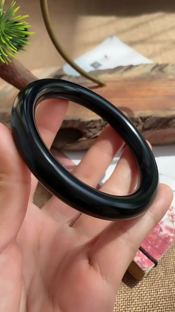 墨玉手镯和田玉墨玉手镯墨色浓郁醇厚手感极佳精工打磨镯型厚重饱满
