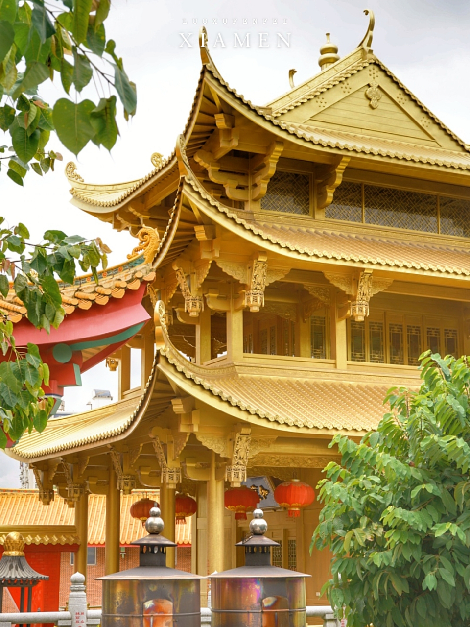 厦门曾厝垵的启明寺经过重新修葺,即将以新面貌对外开放,火红的门脸