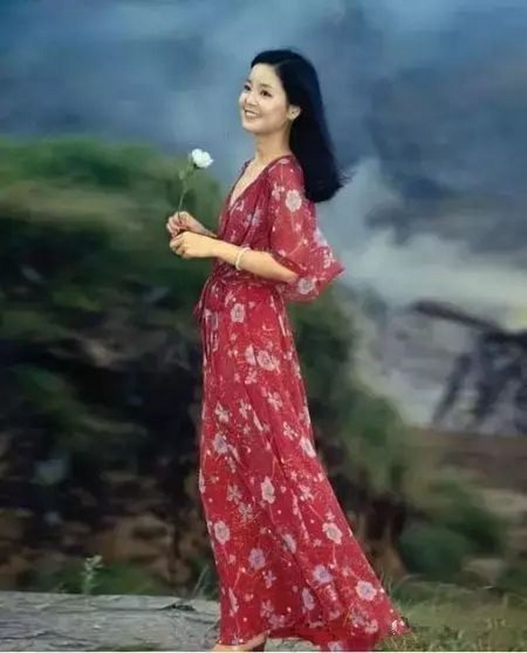 上个世纪70-80年代女歌手邓丽君,在她事业如日中天的时候,匆匆离世,给