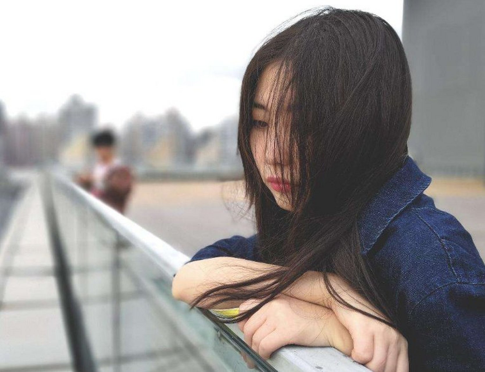 小丽20岁,小张21岁,两个人通过一场朋友聚会认识,双方对彼此都有不错