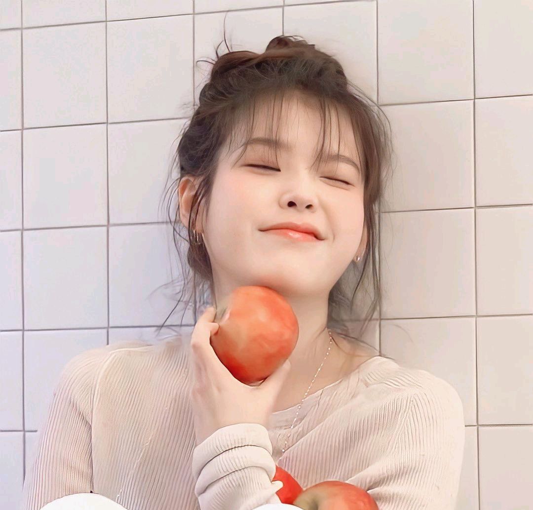 iu李知恩最新的造型,梳着丸子头拍写真,可爱到爆了!