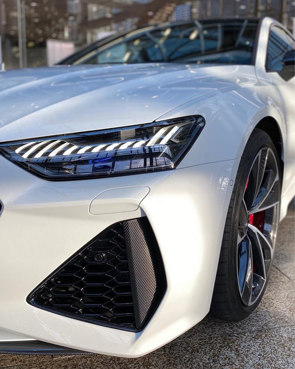 《最美轿跑》在大家心中成了一种代名词,那么冰川白的奥迪rs7是不是