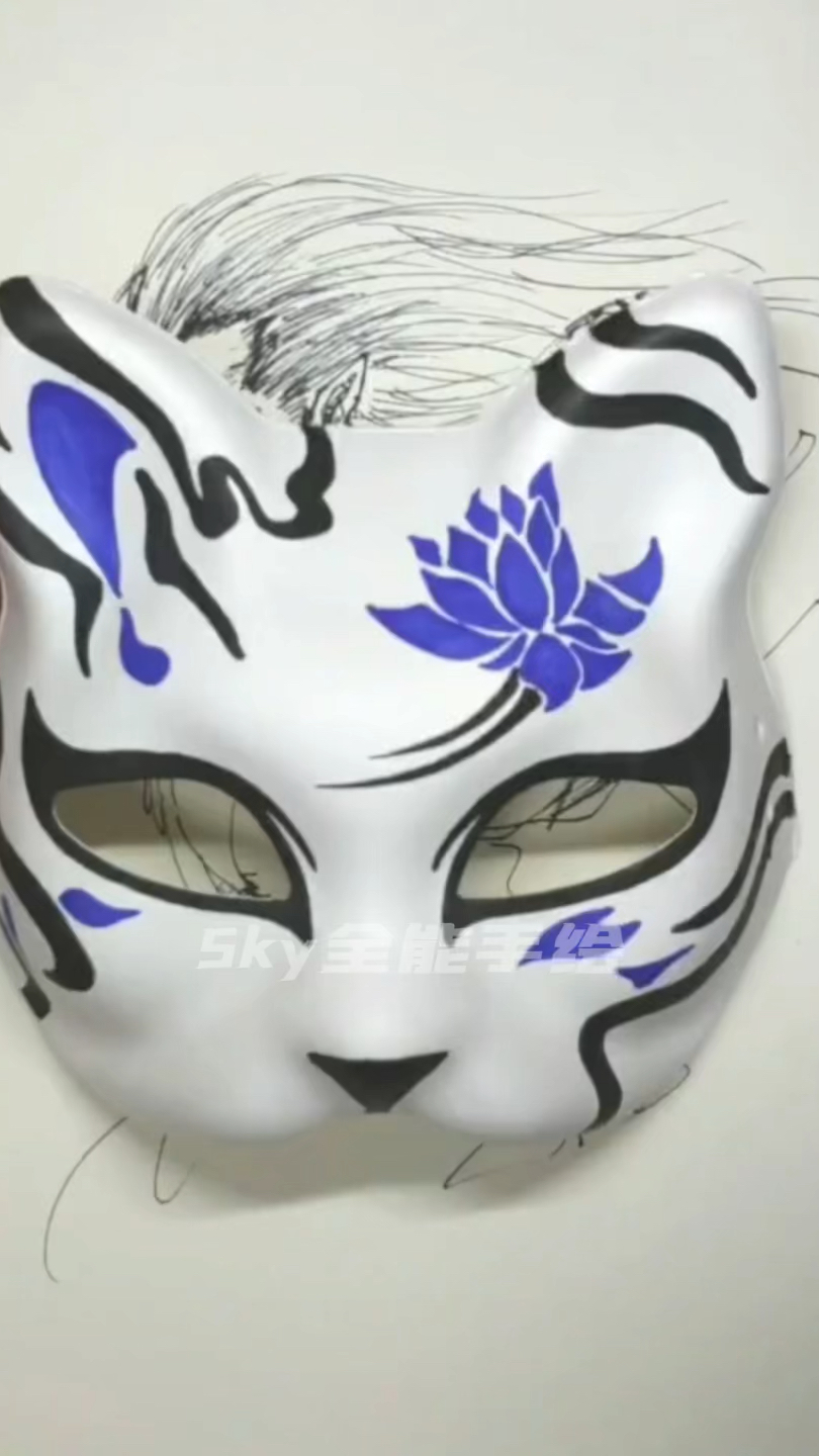 手绘设计在面具上的蓝色莲花