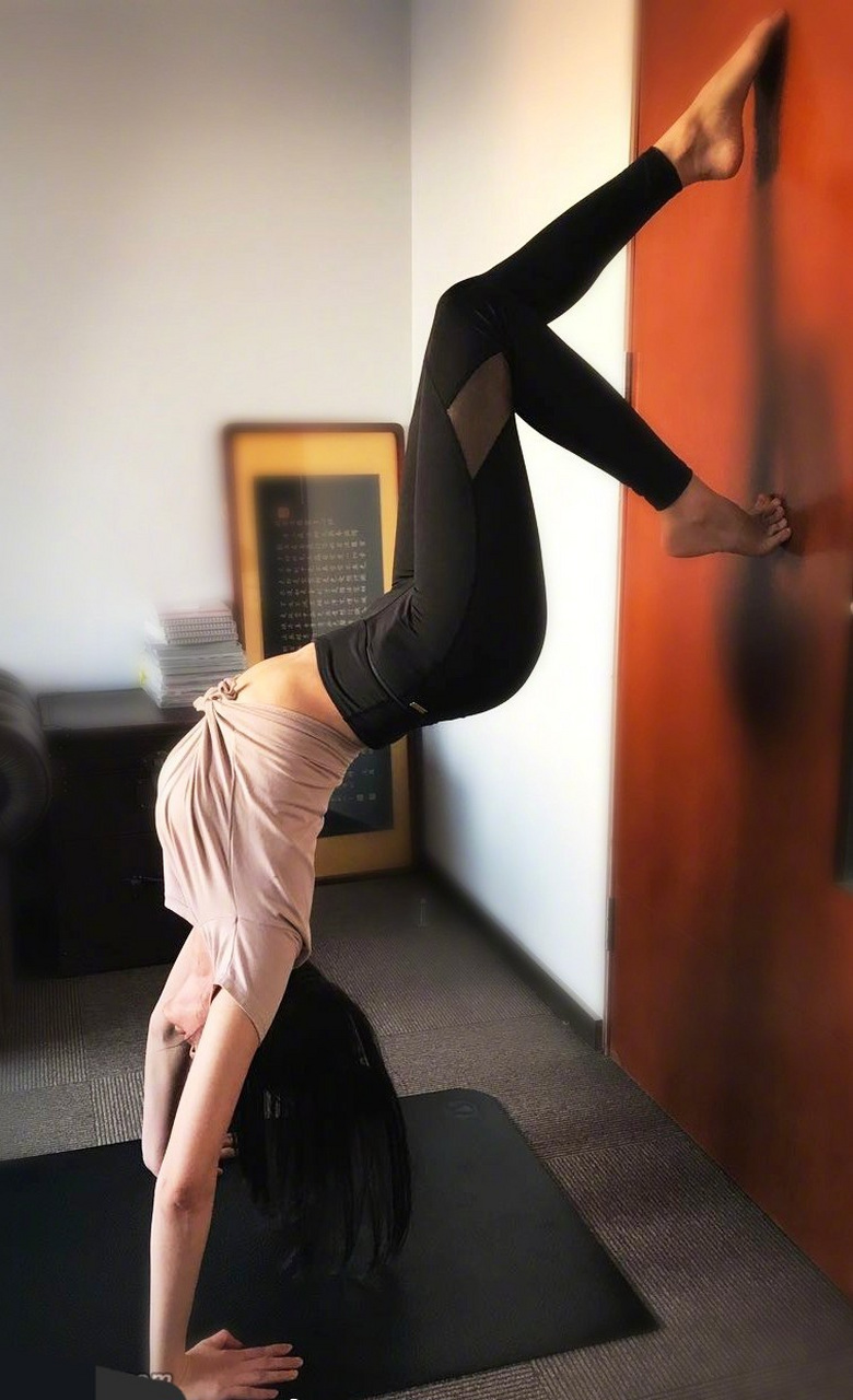 张天爱瑜伽裤展示绝美身材##好身材.