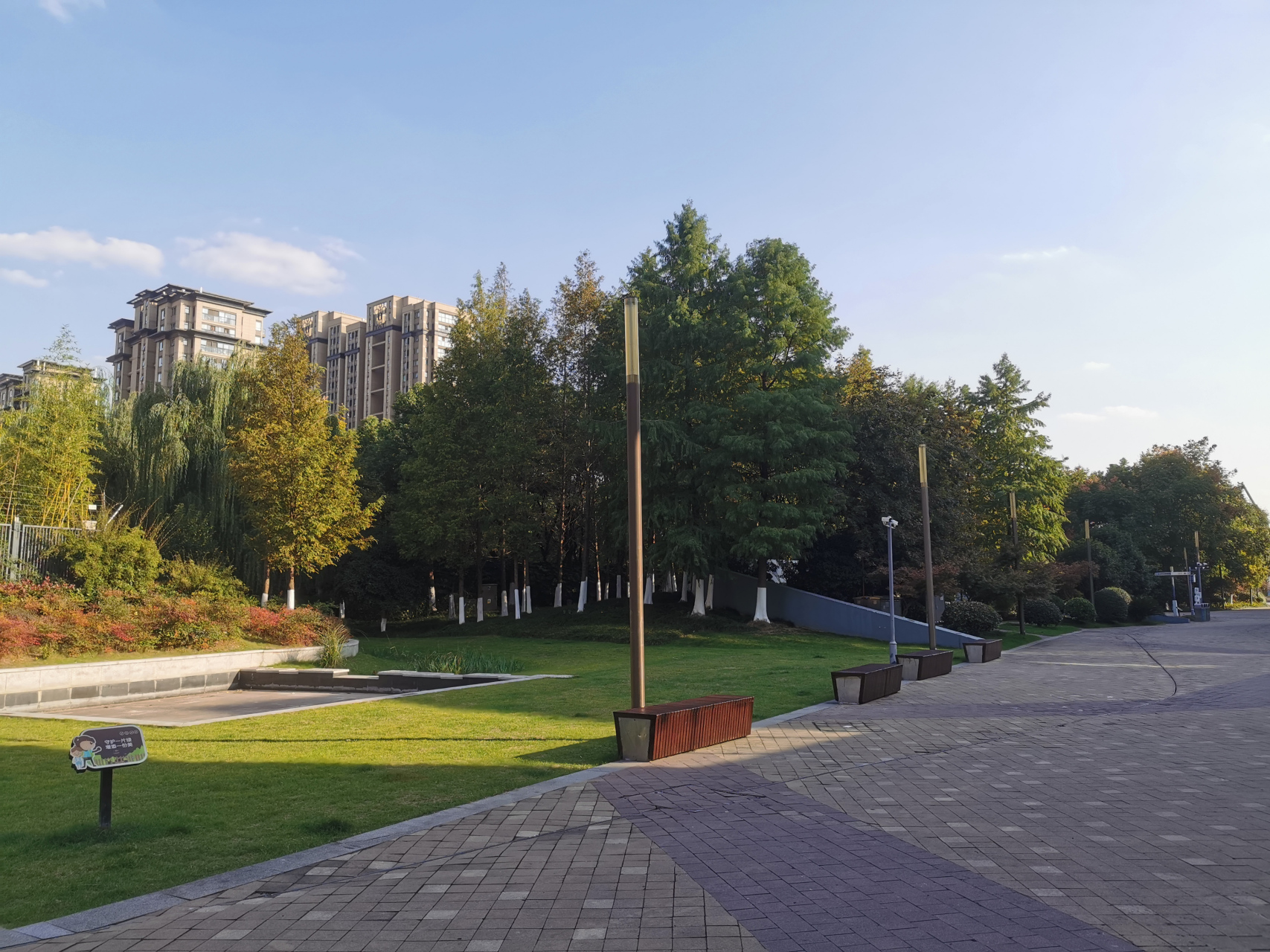 高考结束后,南京的一位网友开心地去了爷爷奶奶家,享受着幸福的家庭