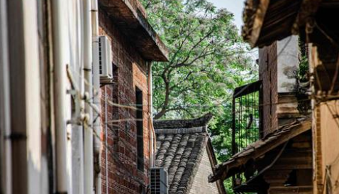 江西南康区唐江镇龙泉巷,隐藏在现代闹市的古巷,墙上有旧时标语