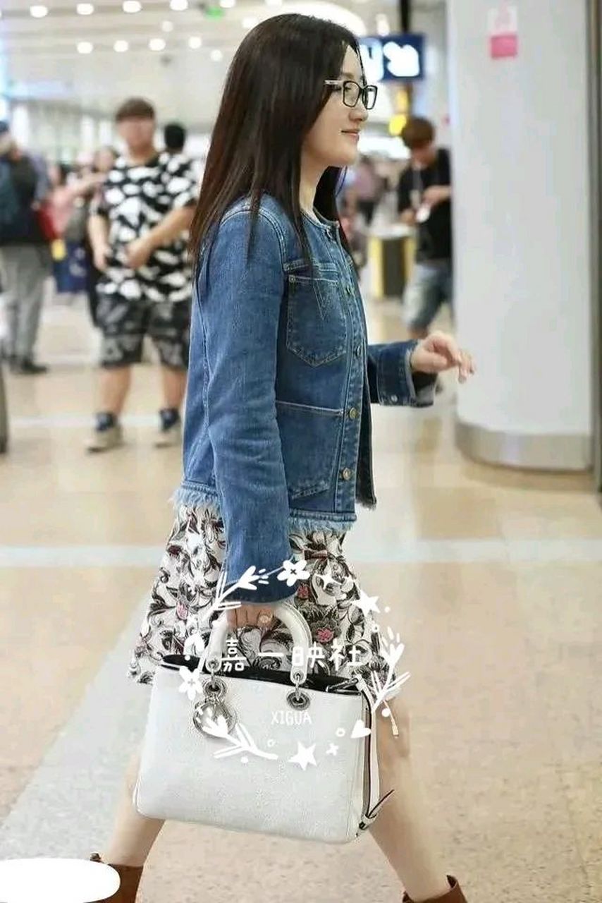 路人拍到杨钰莹icon,无美颜,无滤镜,披长发戴眼镜像女学生,比较真实的