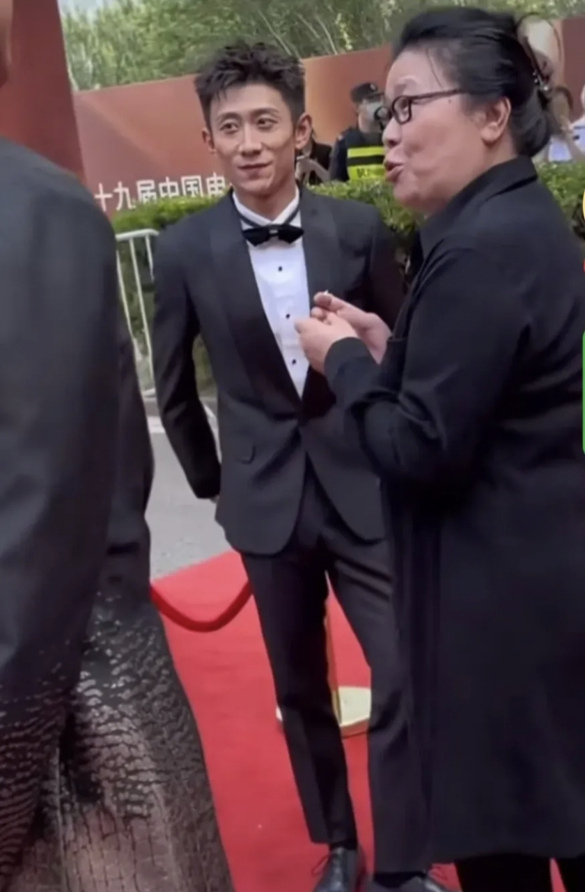 张一山真的是太瘦了,本来就长着一张娃娃脸,还这么瘦小,让人觉得他