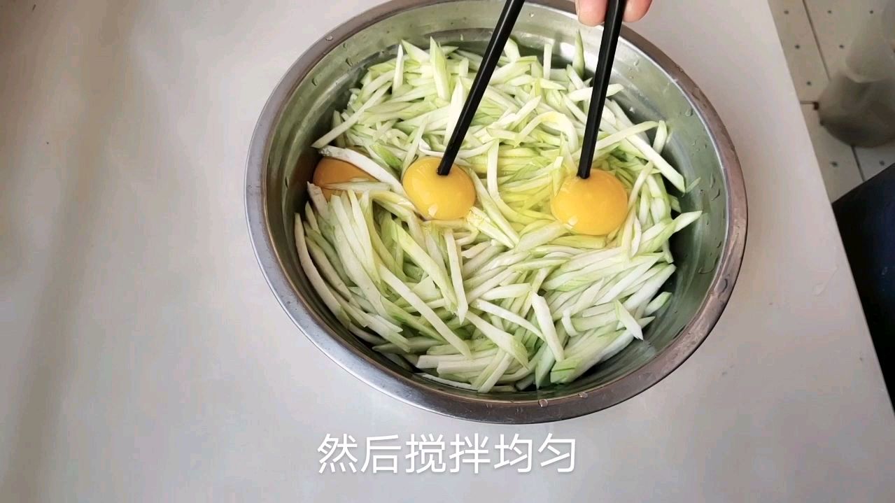 丝瓜好吃的做法,不炒不炖,放三个鸡蛋,鲜香可口,出锅比肉还香