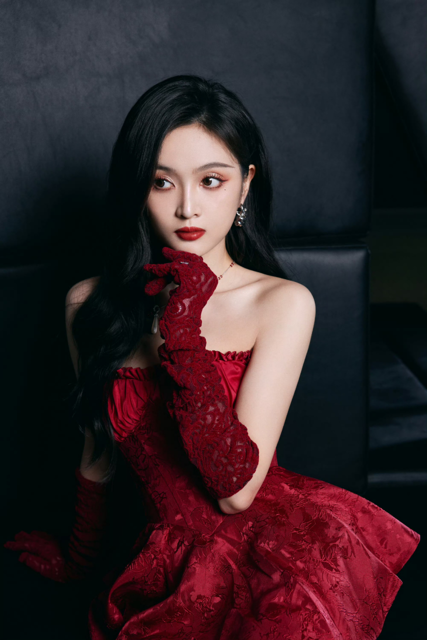 吴宣仪艳红色短裙# 吴宣仪红色短裙配上黑色长靴,酷飒感十足呀[打