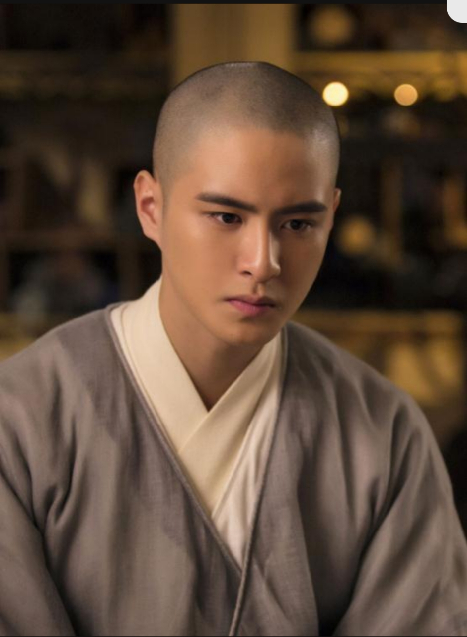 有一个老和尚,这天他见庙里来了一位漂亮的良家少女前来烧香拜佛,不禁