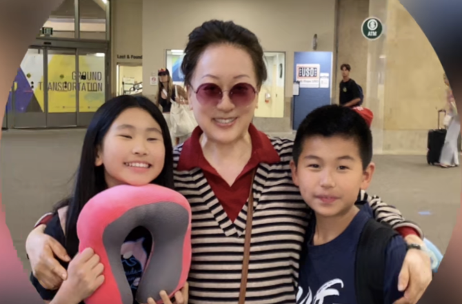 69岁老戏骨毛永明携妻子定居美国!祖孙三人面容相似,基因真强大