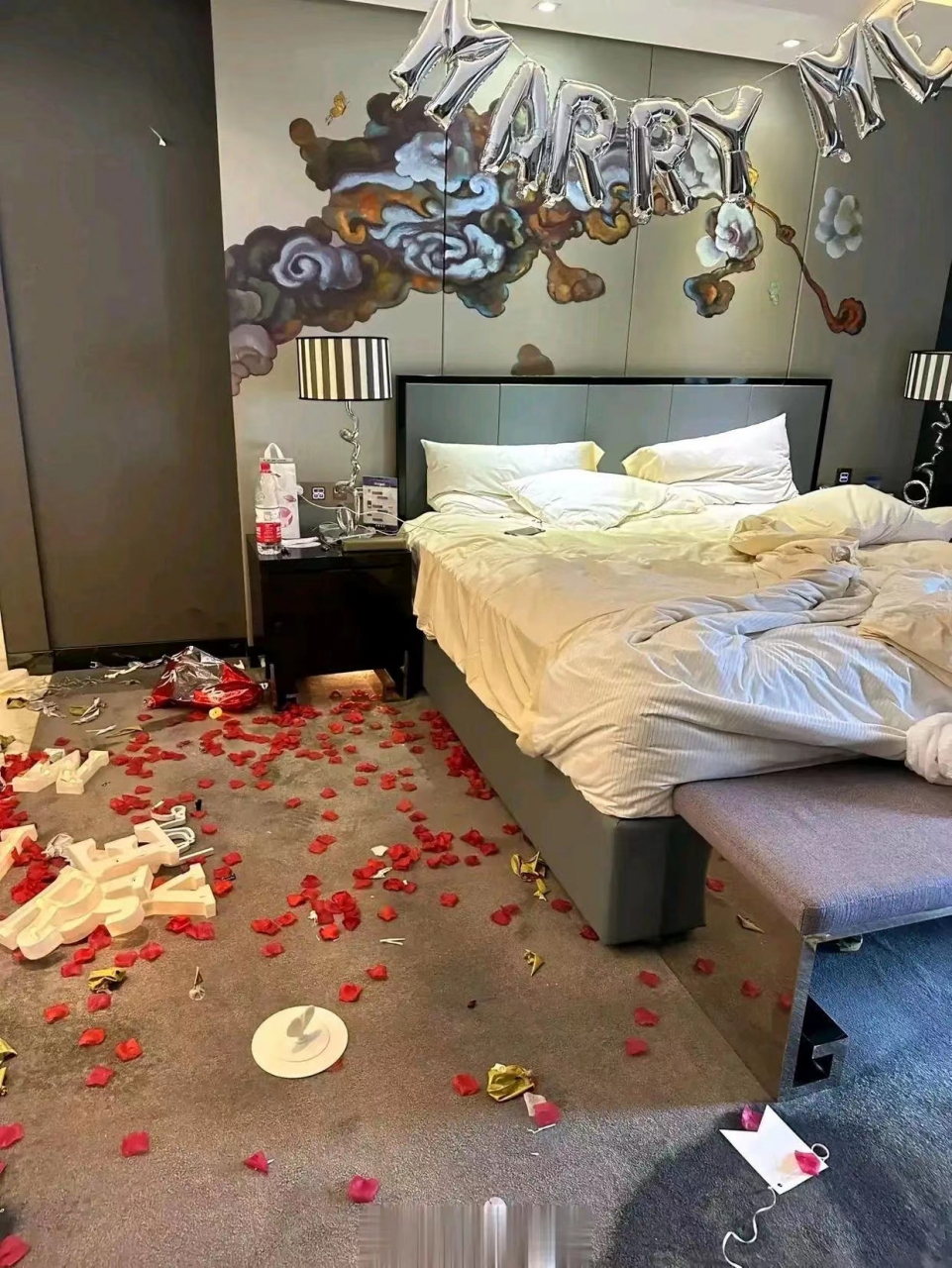 终于明白为什么第一天闹洞房新人喜欢在酒店度过了!