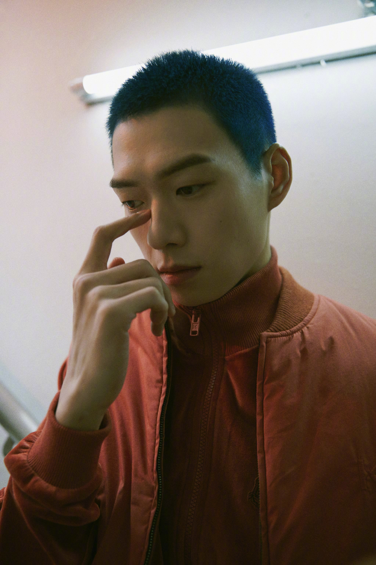 魏大勋活动造型,蓝色寸头前卫摩登,气场十足