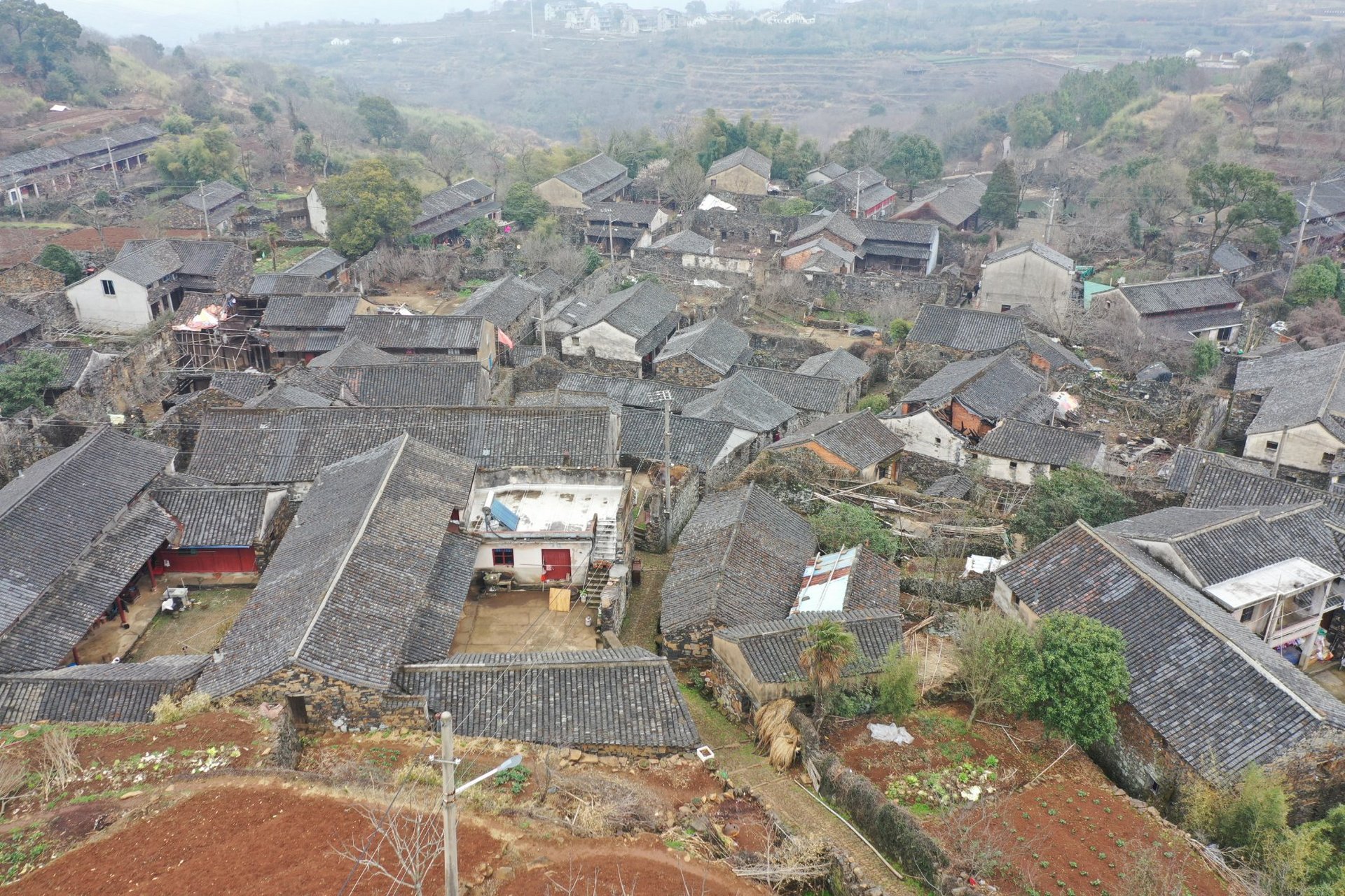 宁波著名的石头村,名叫许民村,通常称为许家山石头村.