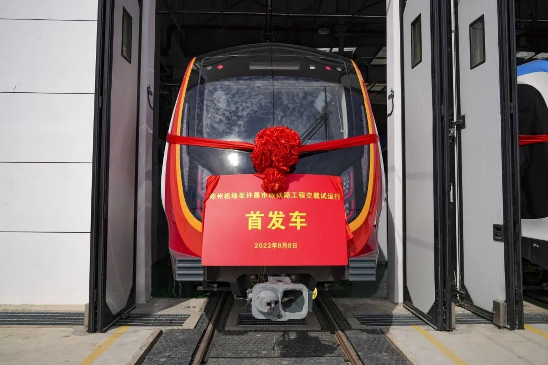 网上很多人都在说郑州地铁17号线开通了,可以坐车去许昌胖东来逛逛了!
