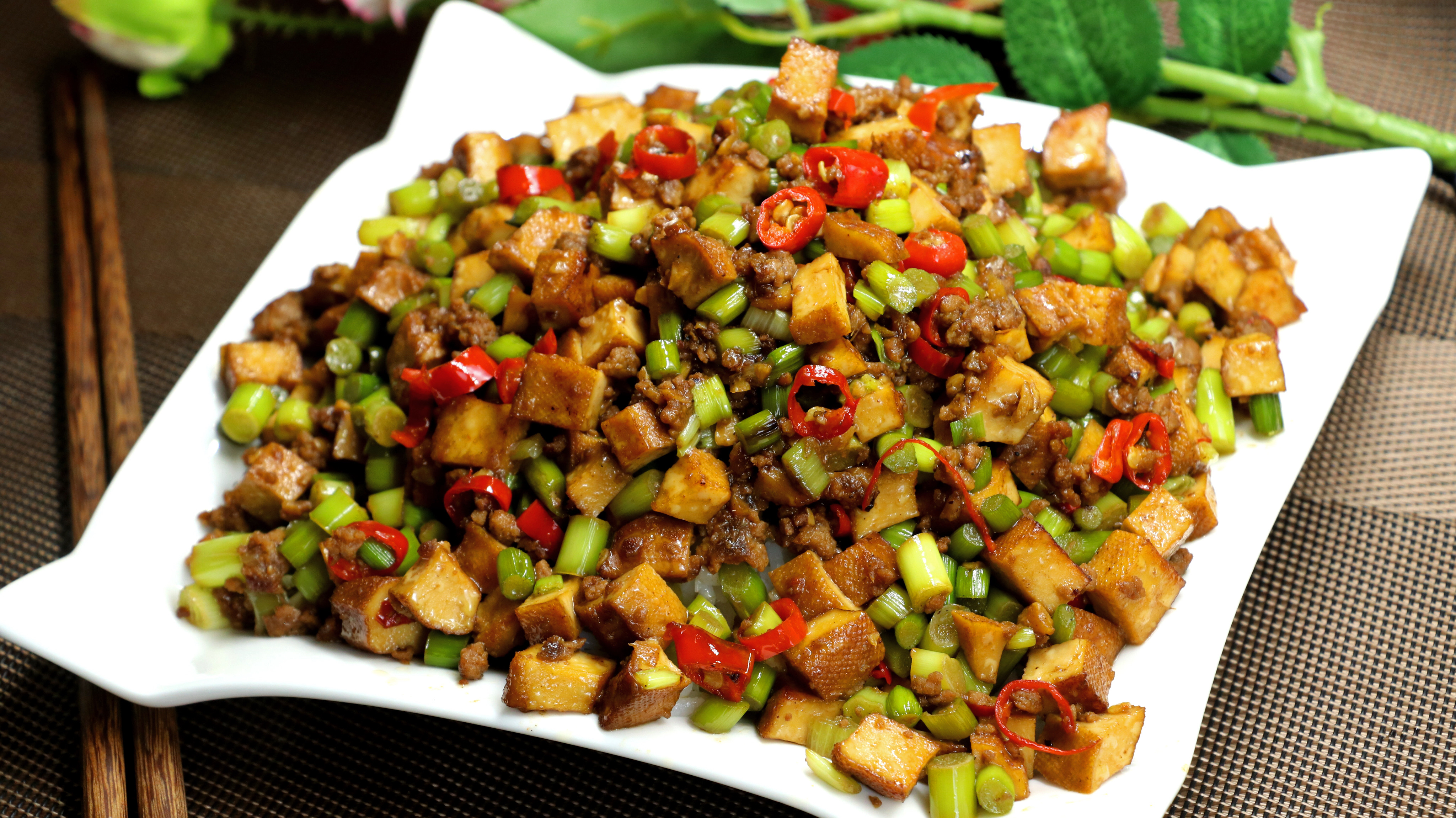 夏天必吃的下饭菜,“蒜苔香干炒肉末”好吃又开胃,经济还实惠