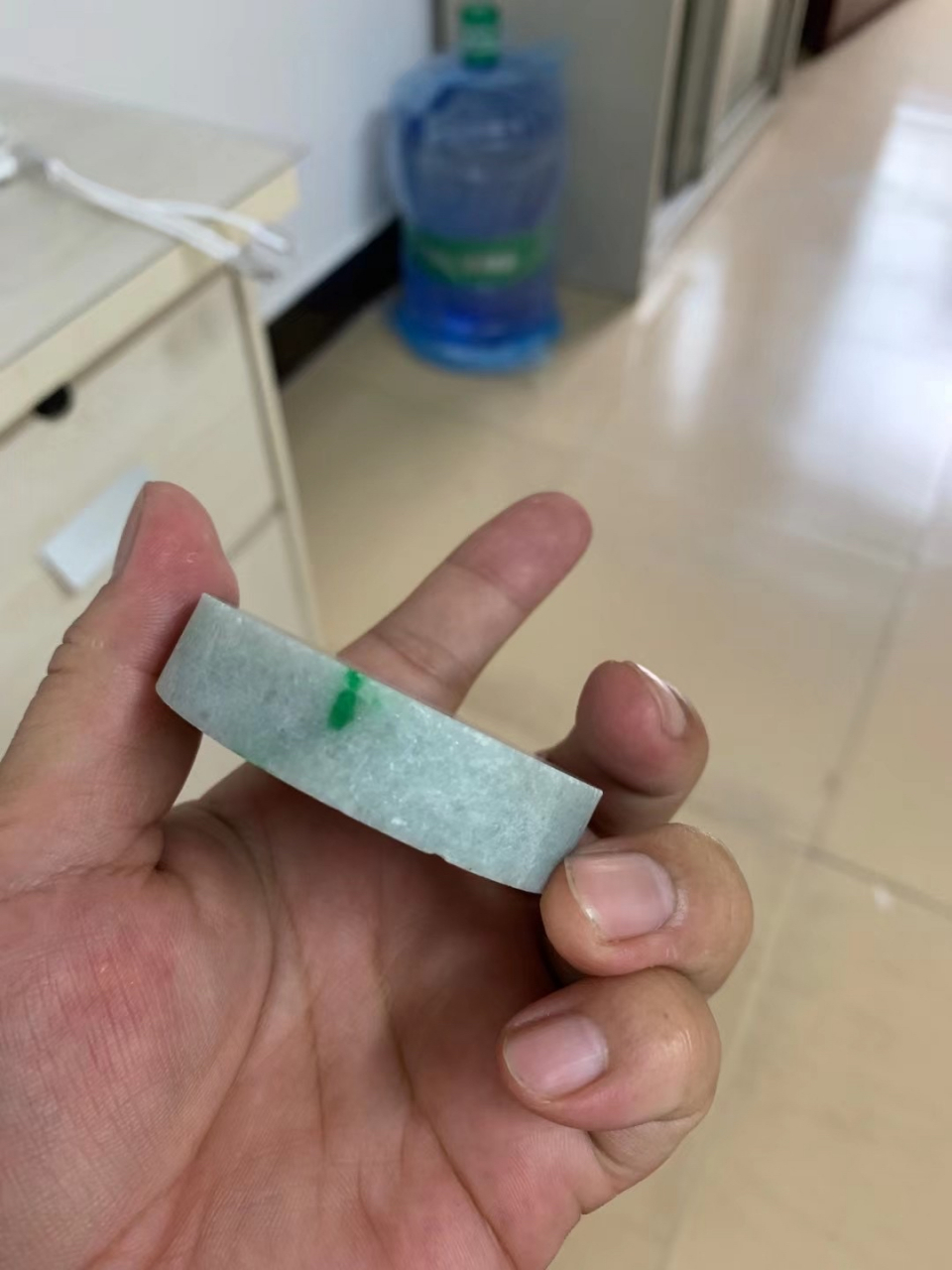 翡翠# 真正的"狗屎地,出高绿",底子那么粗,偏偏挂着那么辣的绿,但又