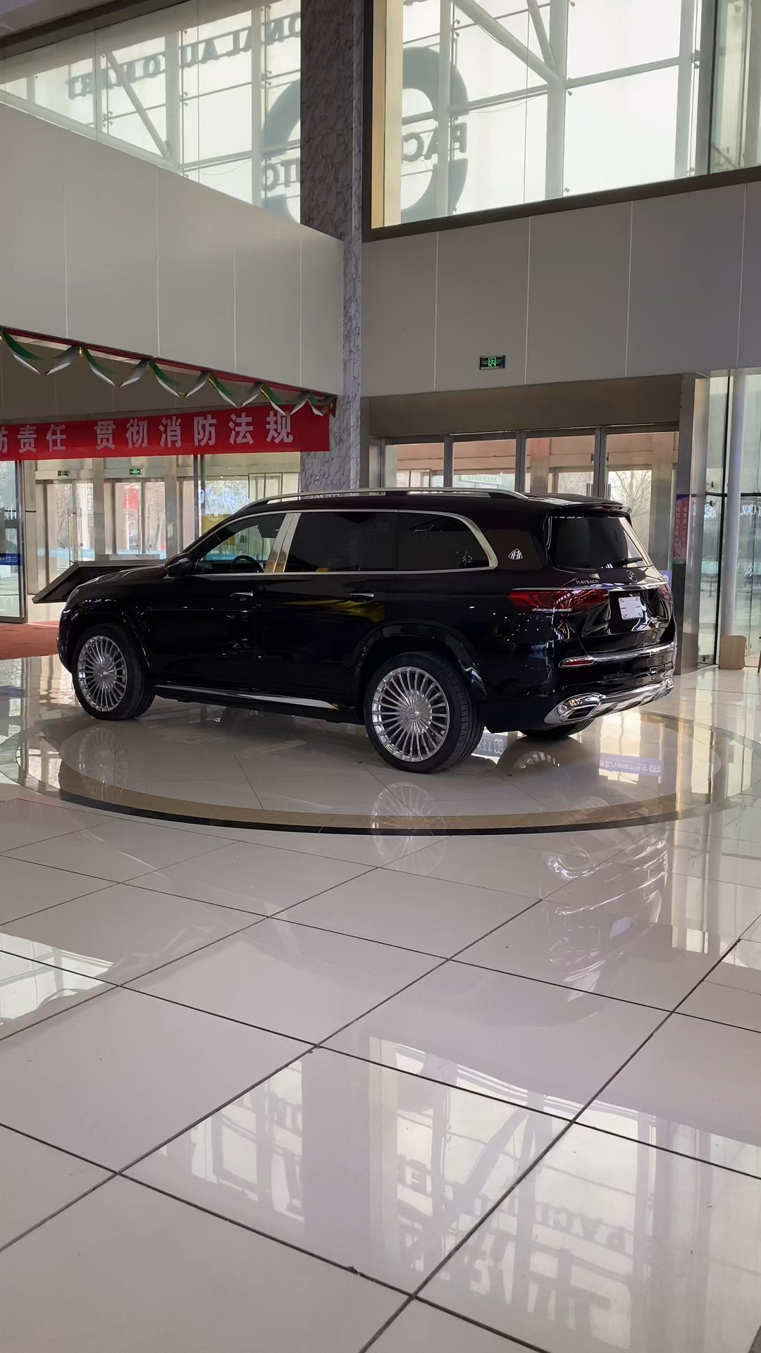 黑红双拼迈巴赫gls600落地500万