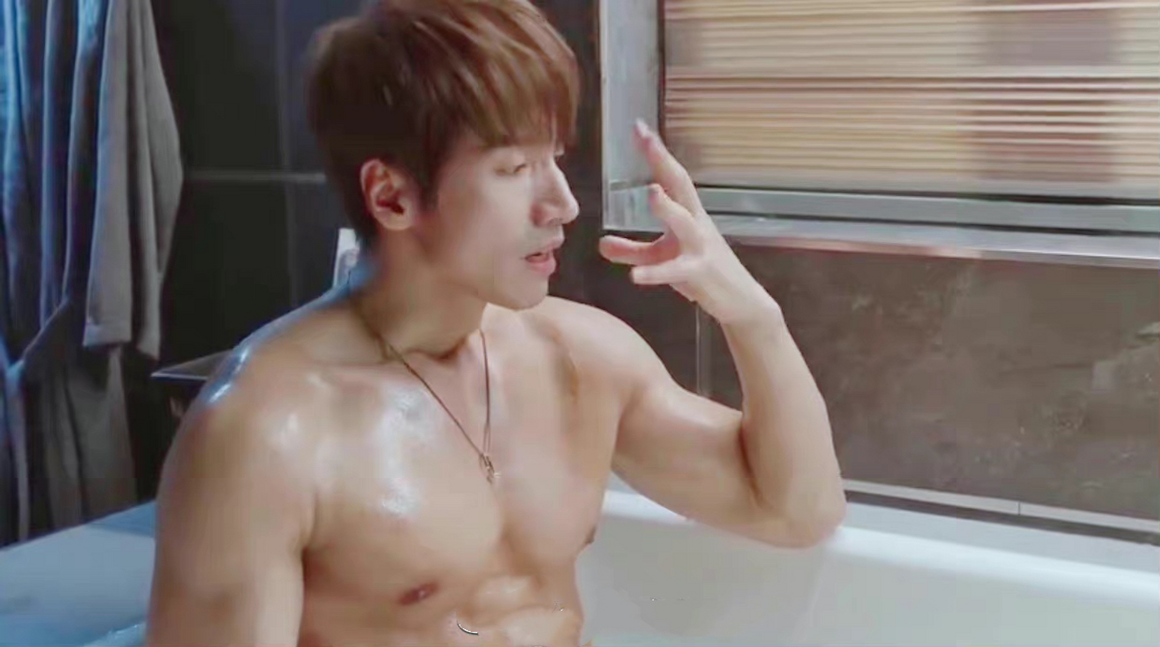 夏花:言承旭脱衣露腹肌!徐若晗直接看傻眼,这是不花钱能看的?