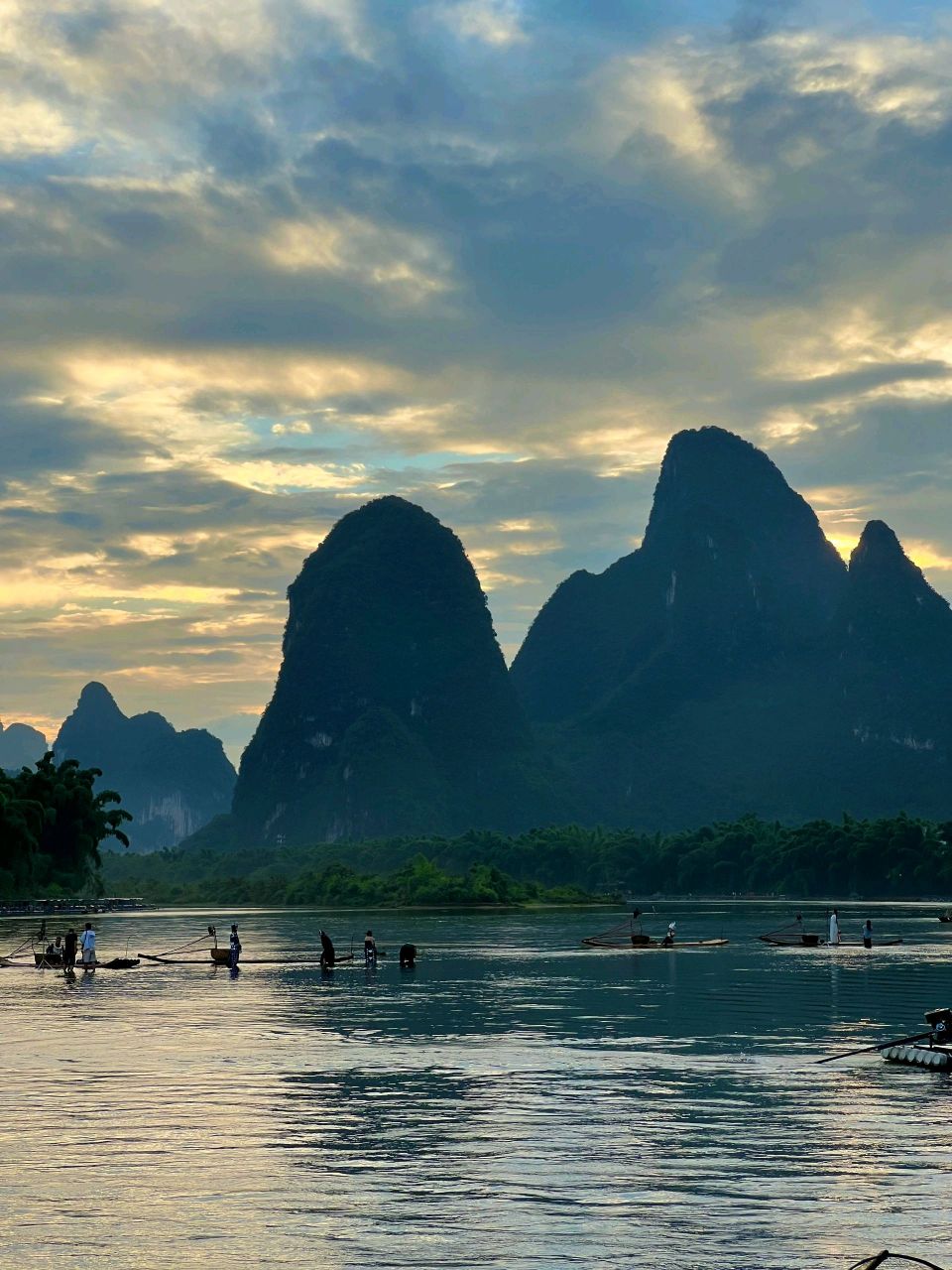 桂林山水,是中国最著名的旅游胜地之一.