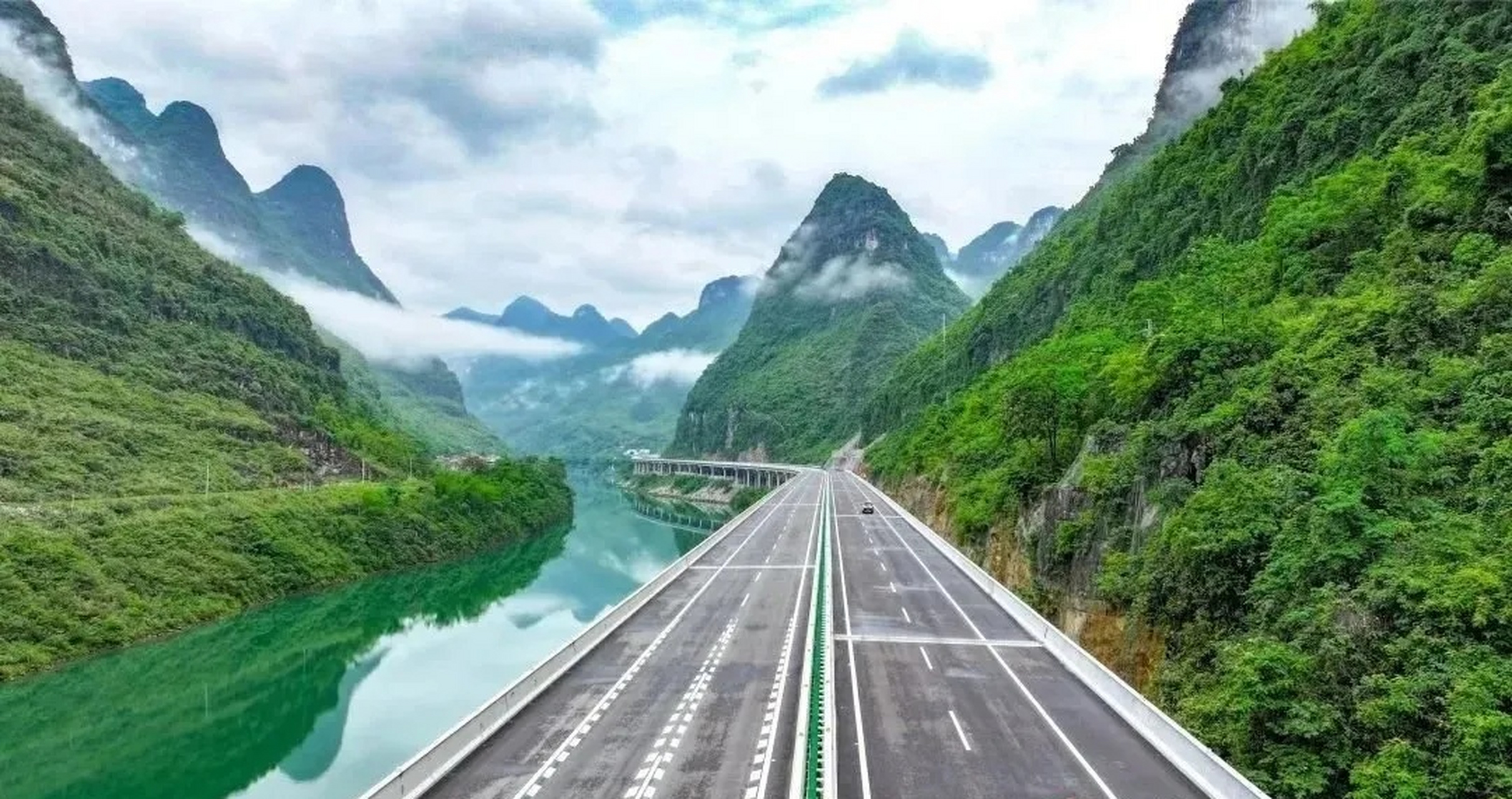 贺巴高速是广西高速公路网规划中的"横3"线,起于粤桂交界的贺