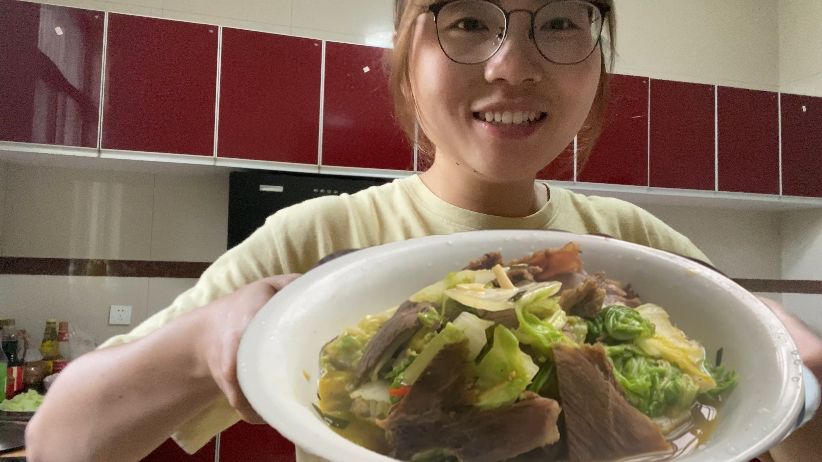 65元牛肉3元白菜做一道泰州人爱吃的牛肉烧黄芽菜,鲜香爽口下饭