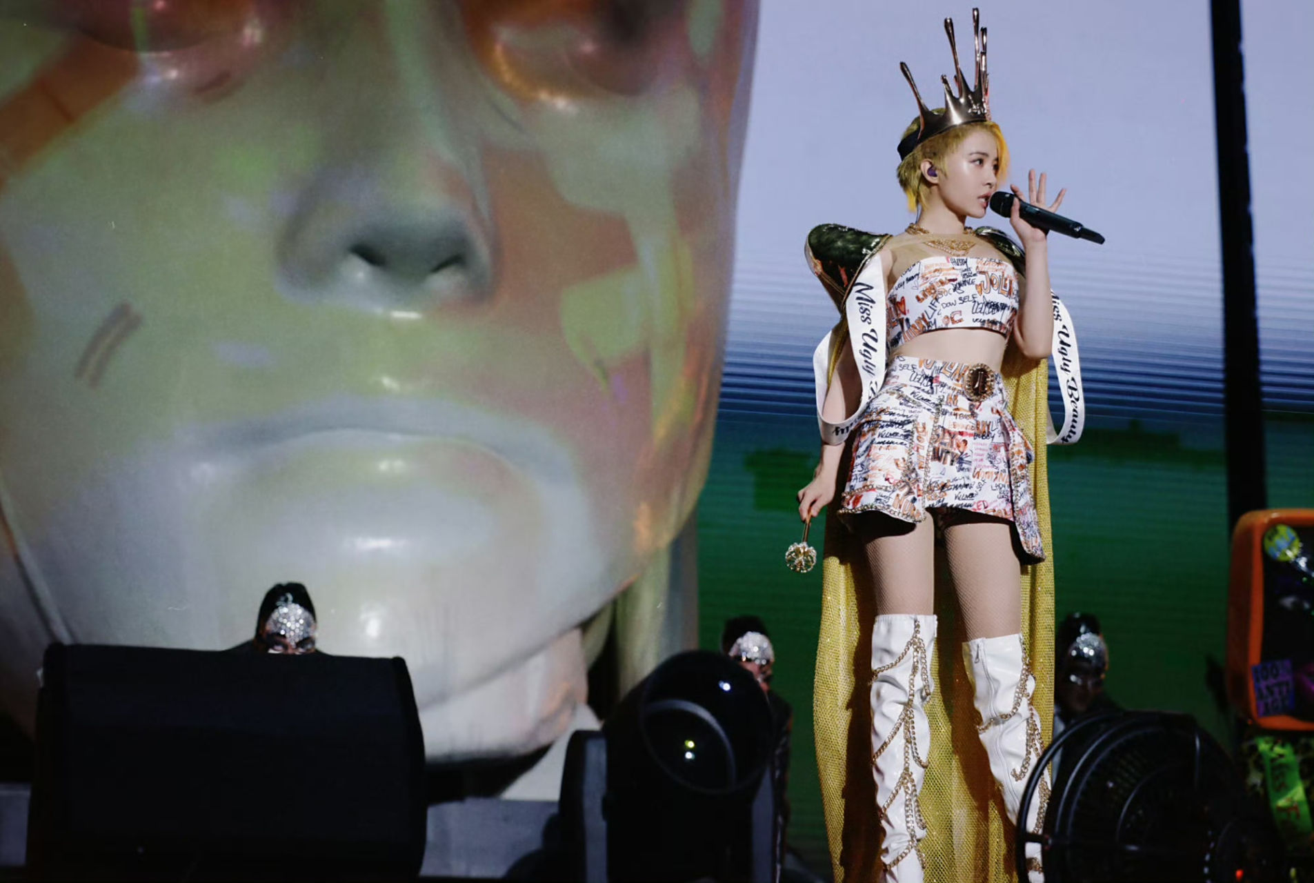 蔡依林演唱会造型,金色冠冕灼灼耀眼.