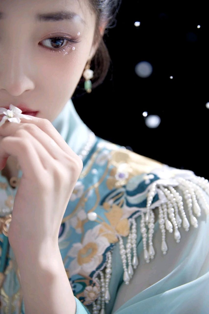 古装美女穿搭,犹抱琵琶半遮面,繁星点点望昔年,这套装束尽显主人天然