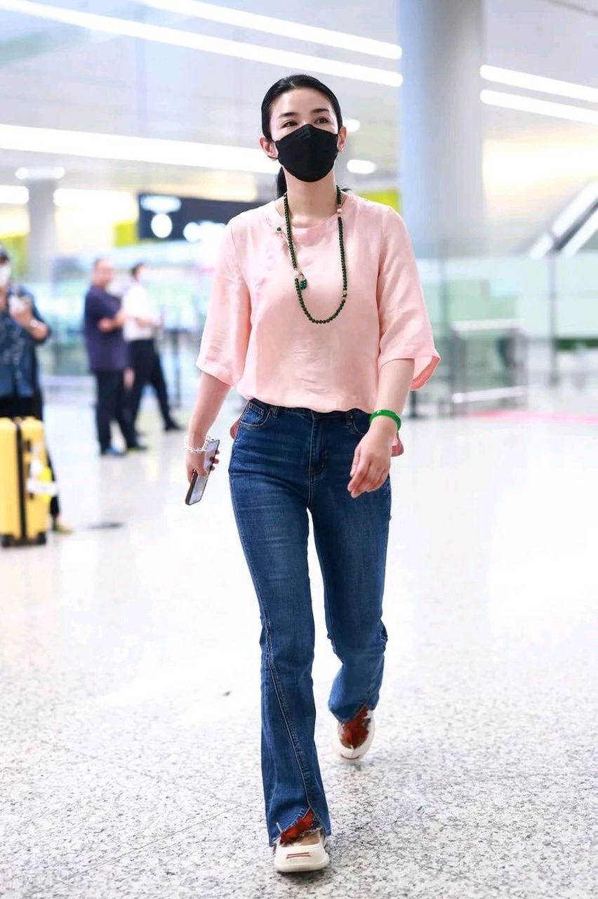 黄奕亮相上海机场,她这次搭配的很显年轻,身材也极为苗条,真的是太