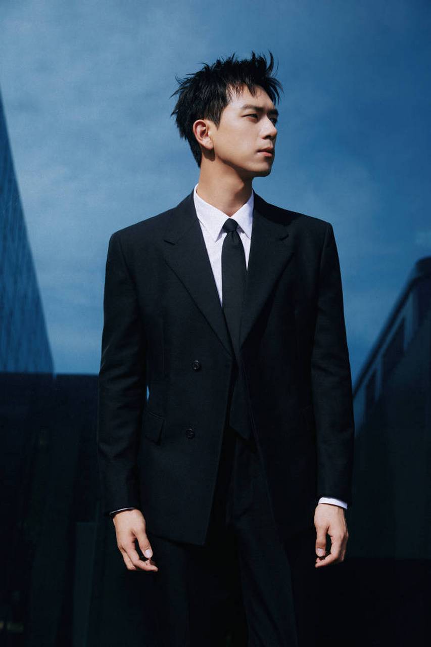 2,尹正之前和张若昀拍戏的时候身高差距很大,他给导演提了好几次