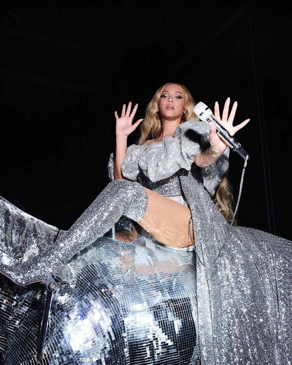 碧昂丝(beyonce)的这套银色亮片造型确实非常惊艳!
