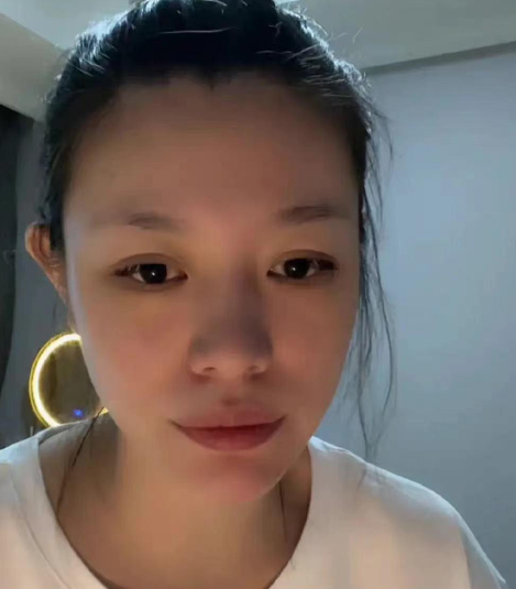 她尊称章子怡为章老师,并十分赞赏汪峰在孩子教育方面的出色表现